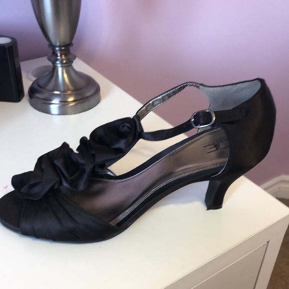 Black satin ruffle low heels - Picture 2 of 6